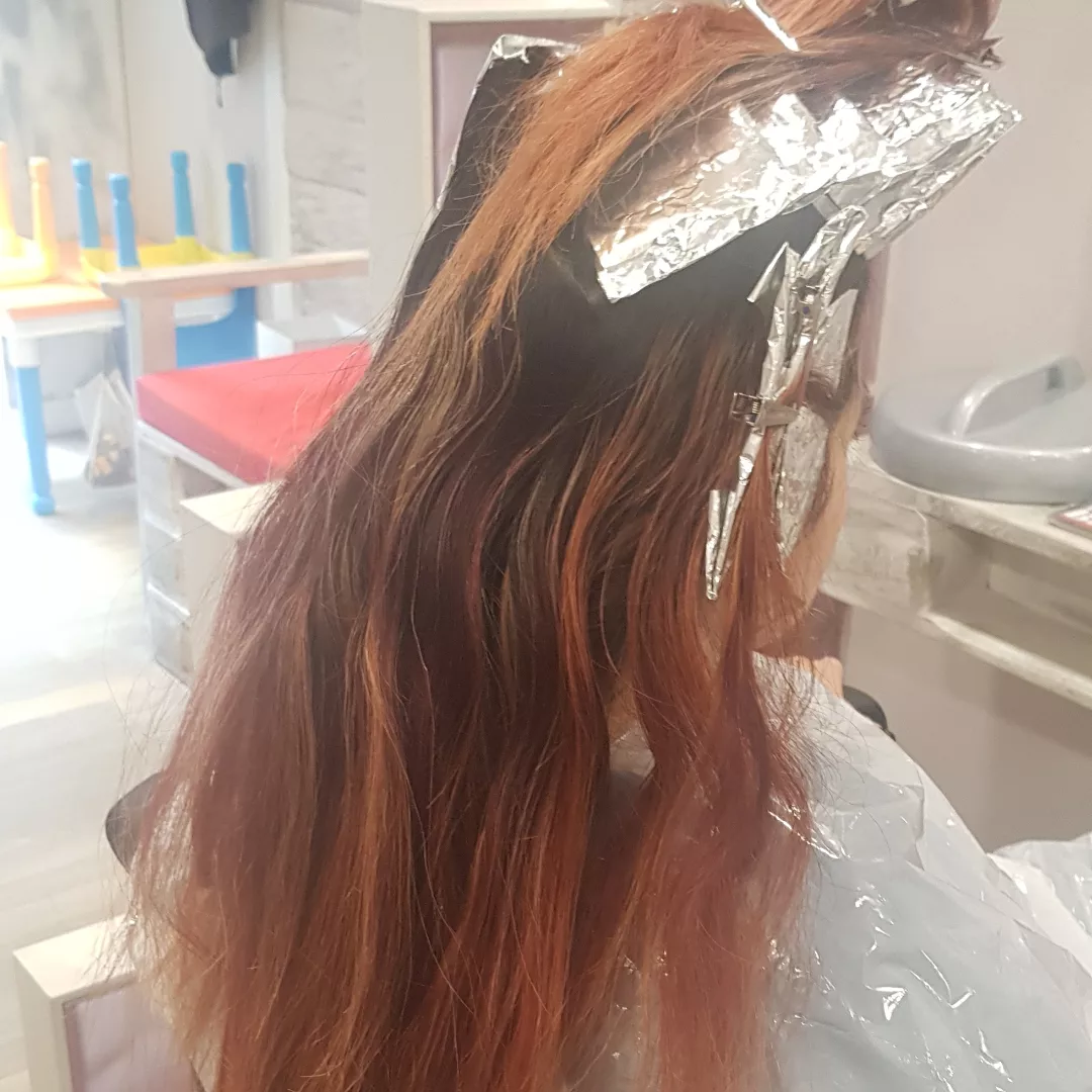 Procés de coloració del cabell a Lydia López Perruquers
