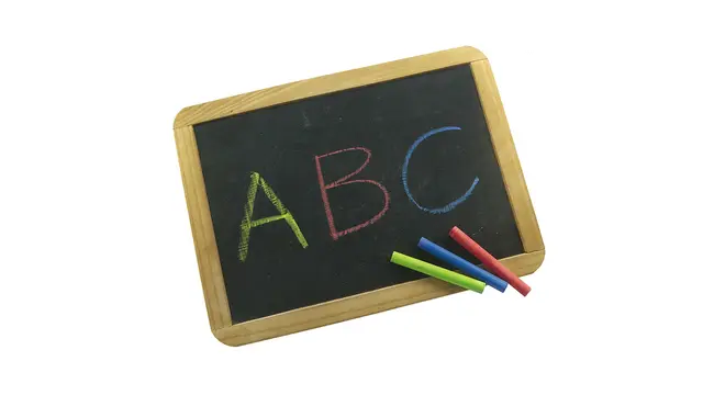 Pissarra escolar amb les lletres ABC (imatge demostrativa)